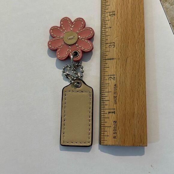 COACH Daisy & Hang Tag Keychain - Picture 5 of 5